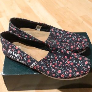 TOMS Floral La Vie est Belle Shoe